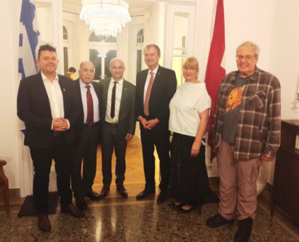 Une image contenant habits, personne, costume, intérieur

Le contenu généré par l’IA peut être incorrect.